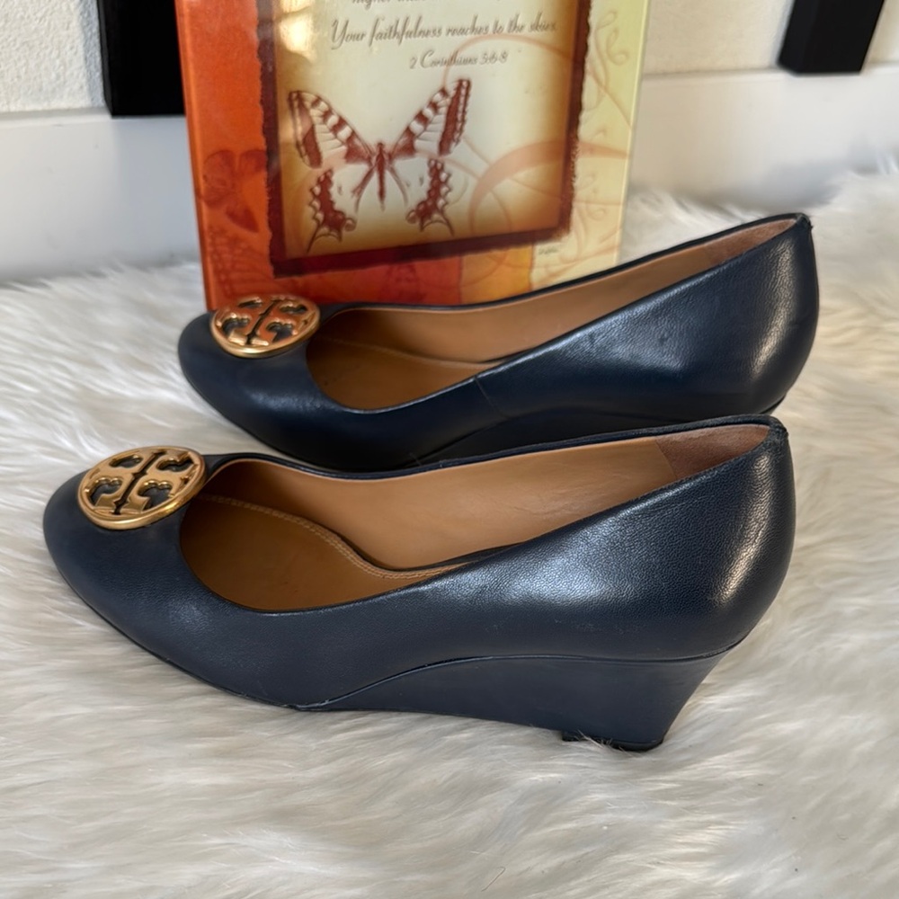 Tory Burch Chelsea 65 Leather Wedge Pumps Navy - Picture 6 of 16